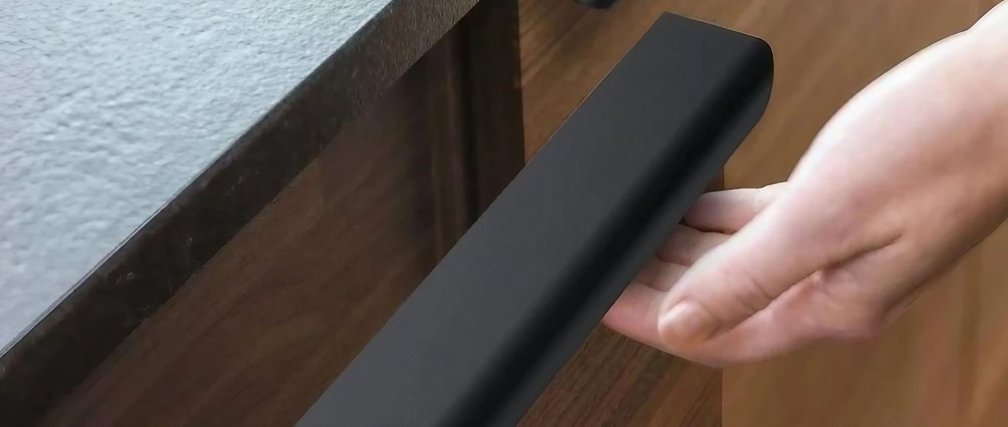 Cabinet Edge Pulls vs. Traditional Handles: Key Differences, Pros ...