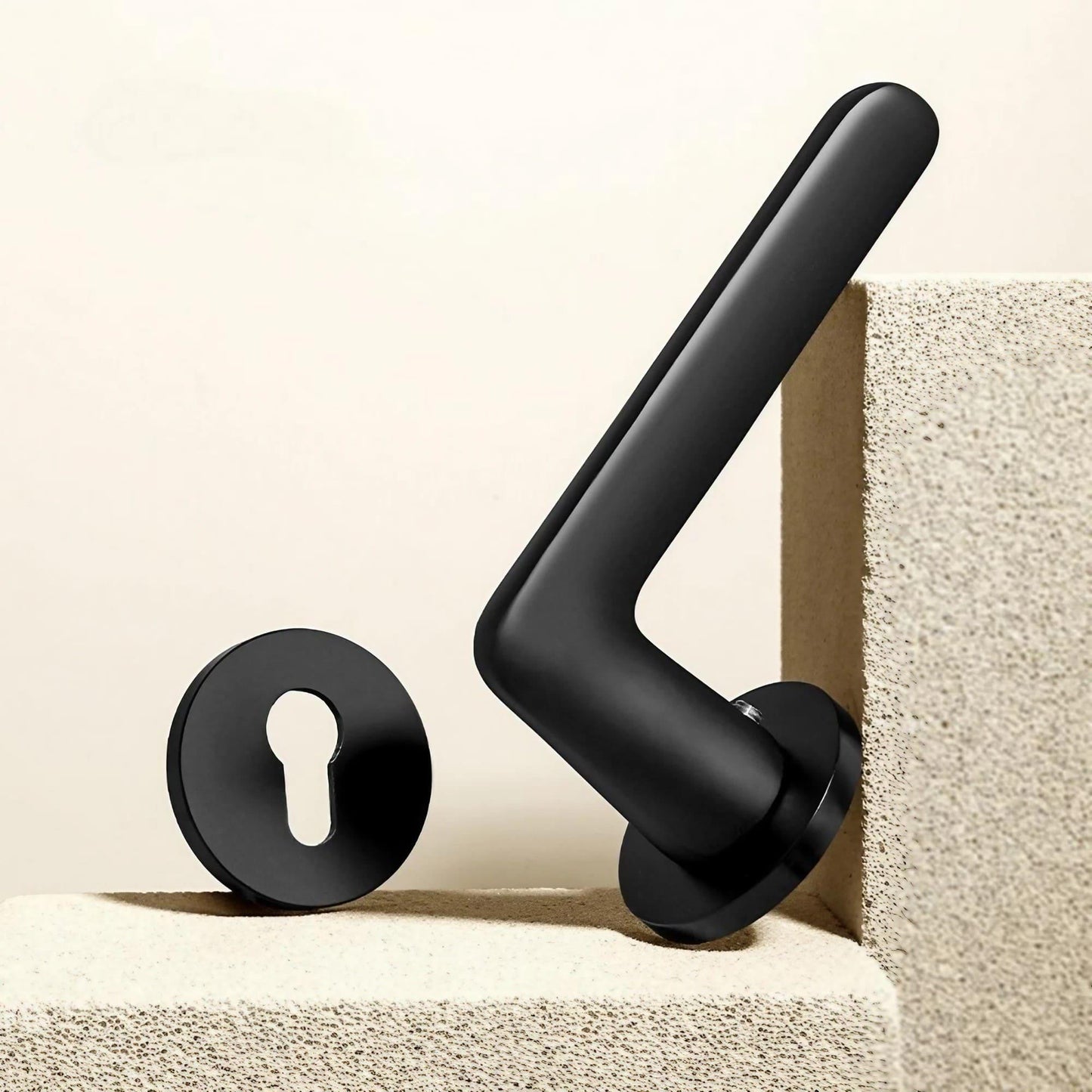 C20-T51-matte-black-door-lever-handles-02